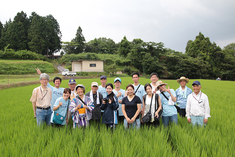 田んぼの真中で集合写真